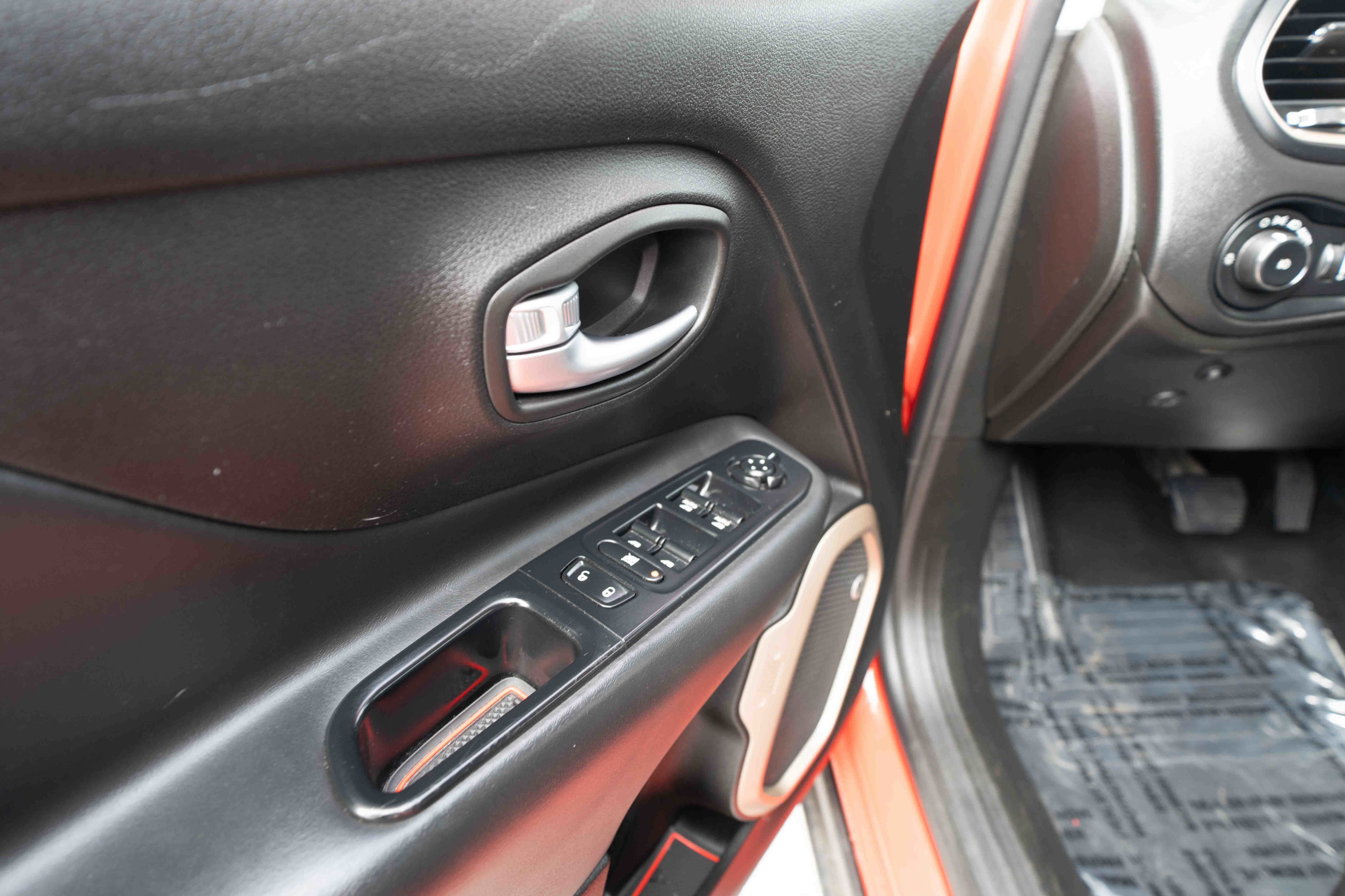 Used 2017 Jeep Renegade Limited image 7
