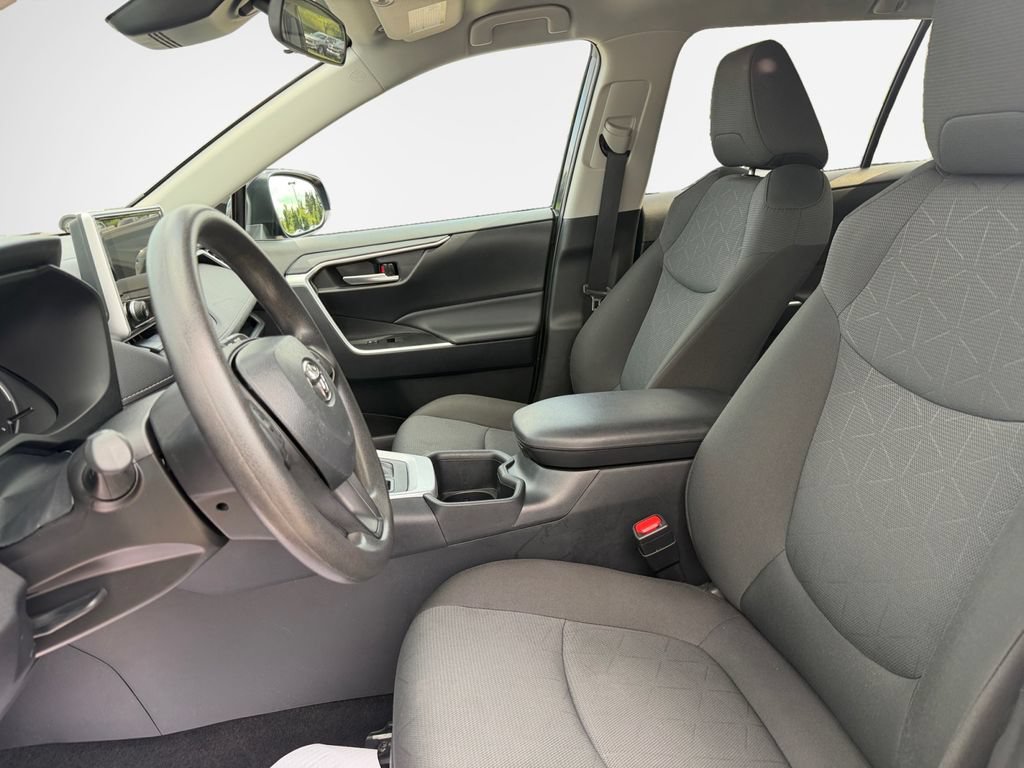 Used 2025 Toyota RAV4 XLE AWD/4WD image 12
