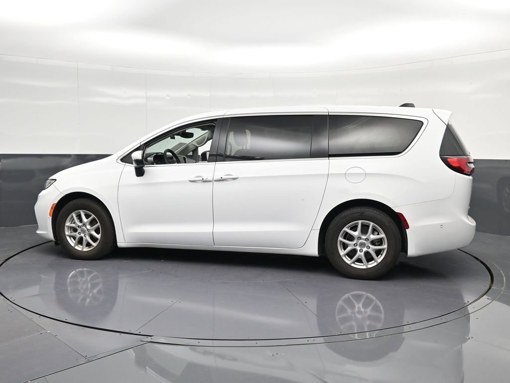 Used 2023 Chrysler Pacifica Touring-L FWD image 8
