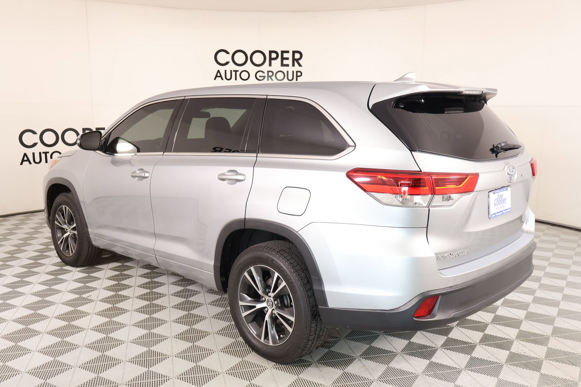 Used 2017 Toyota Highlander Plus FWD image 23