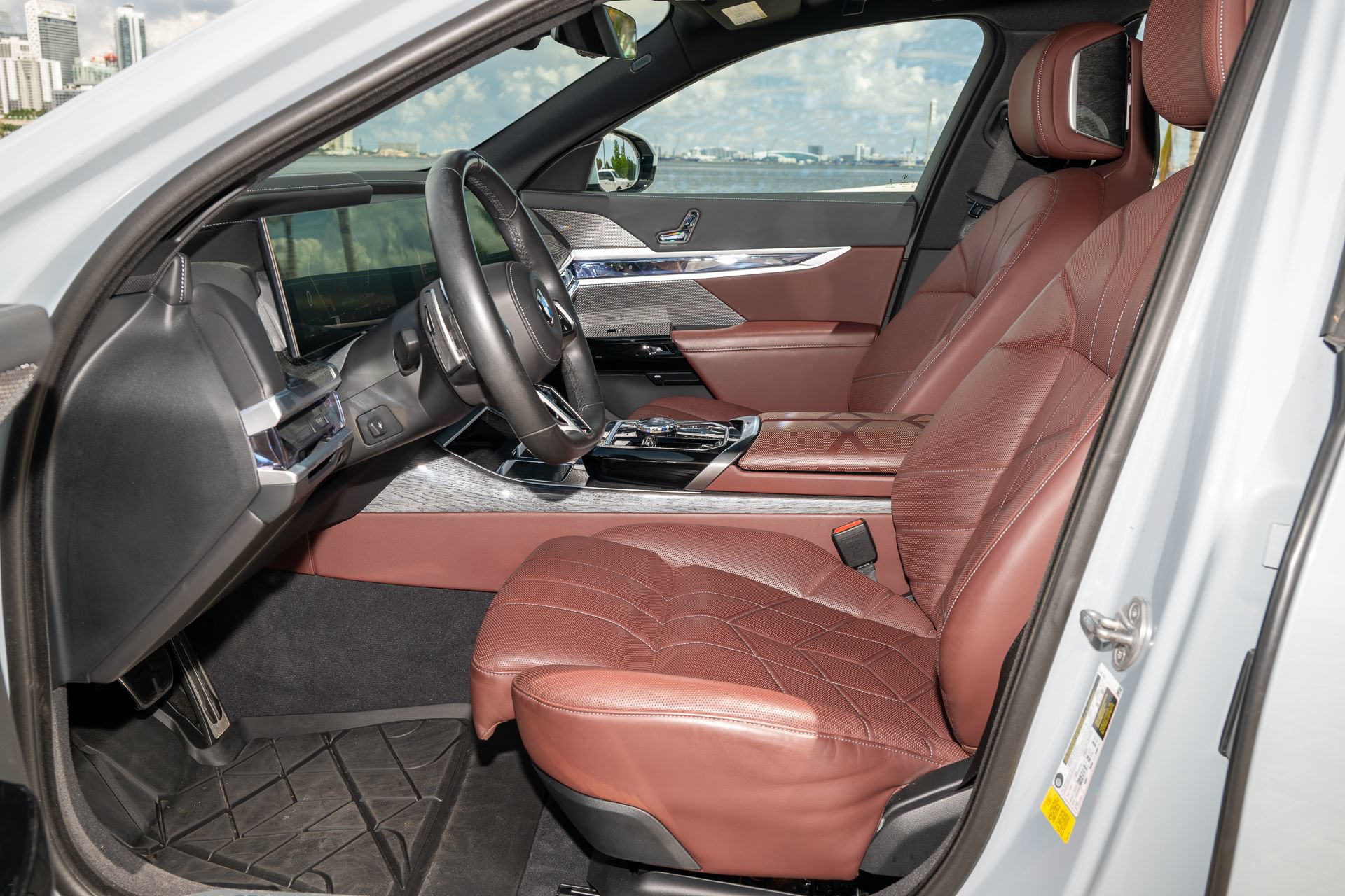 Used 2023 BMW 740i w/ Parking Assistance Package RWD image 27