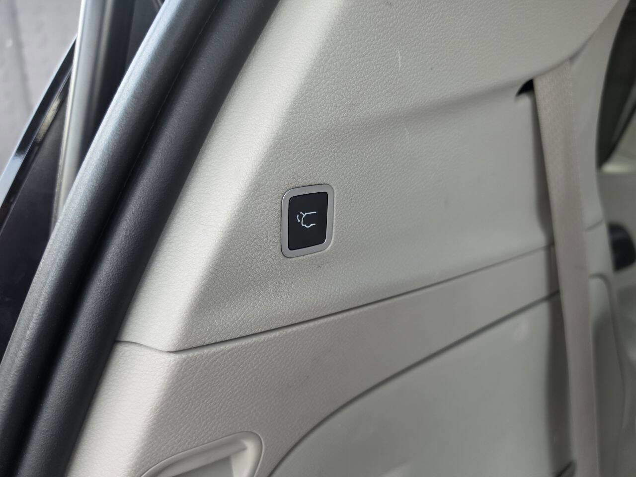 Used 2017 Chrysler Pacifica Limited w/ UConnect Theater Package FWD image 43