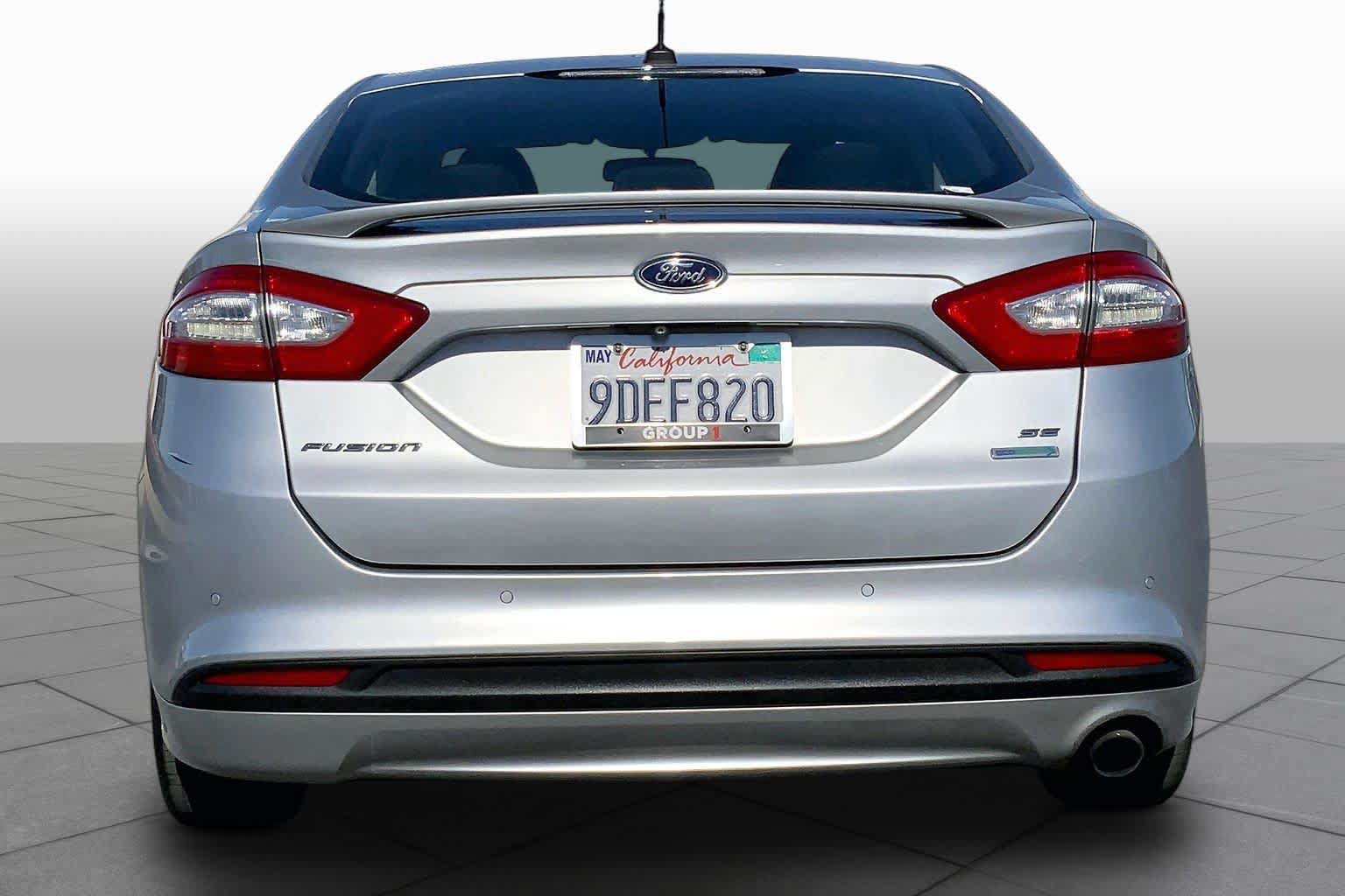 Used 2015 Ford Fusion SE FWD image 4