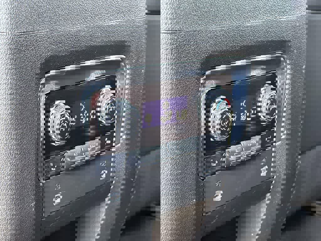 Used 2023 Chevrolet Suburban Premier image 31