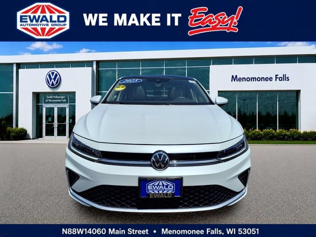 Used 2025 Volkswagen Jetta SE w/ Sunroof Package FWD image 2