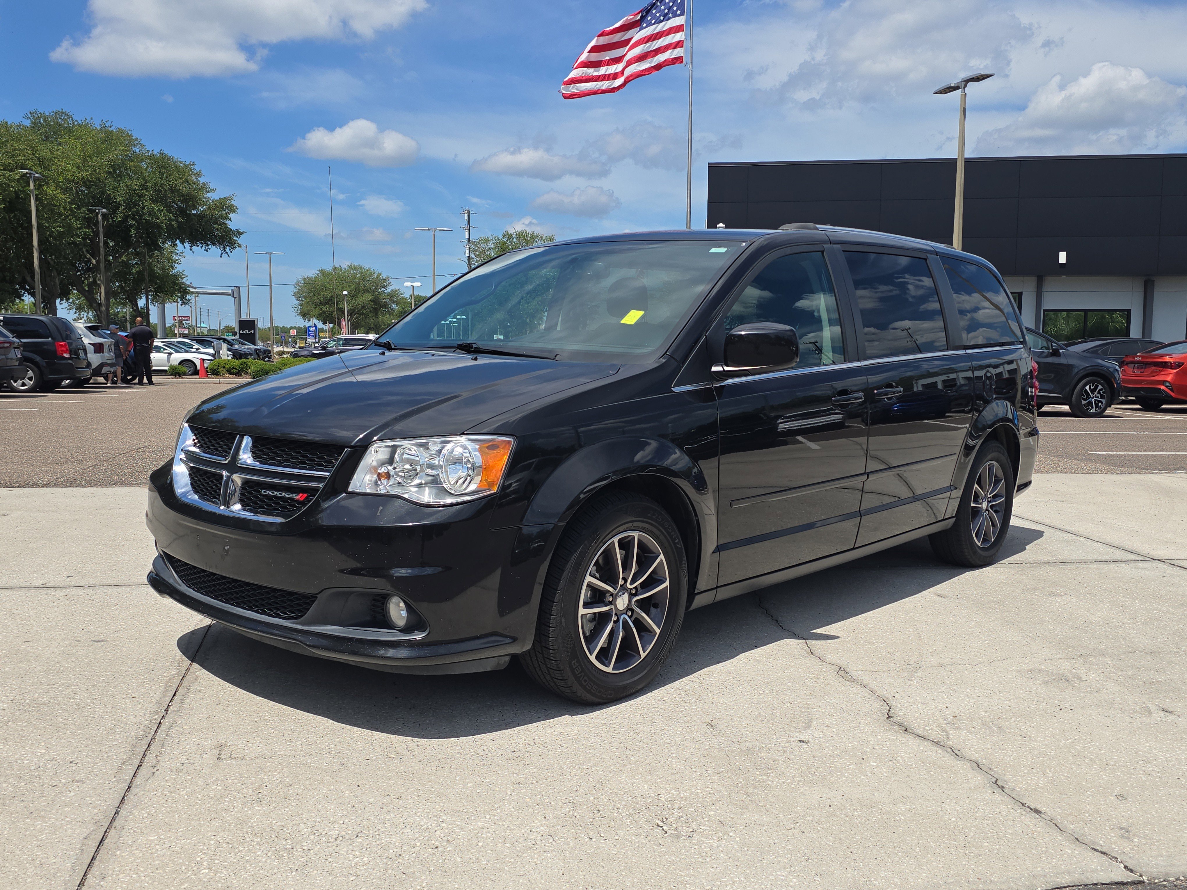 Used 2017 Dodge Grand Caravan SXT w/ Driver Convenience Group FWD image 4