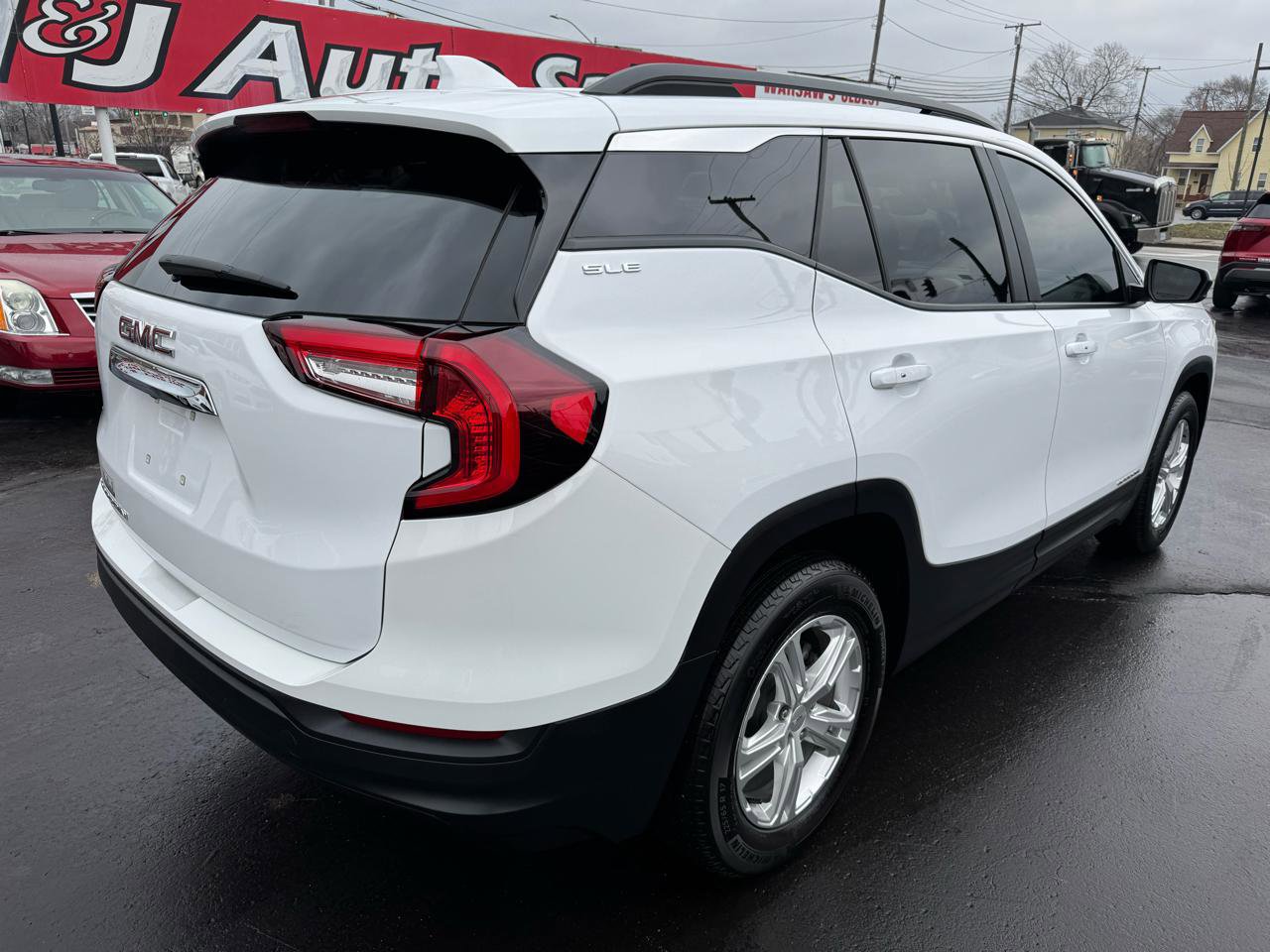Used 2024 GMC Terrain SLE w/ Driver Convenience Package image 6