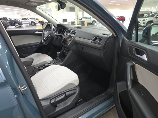 Used 2021 Volkswagen Tiguan SE w/ Panoramic Sunroof Package image 6