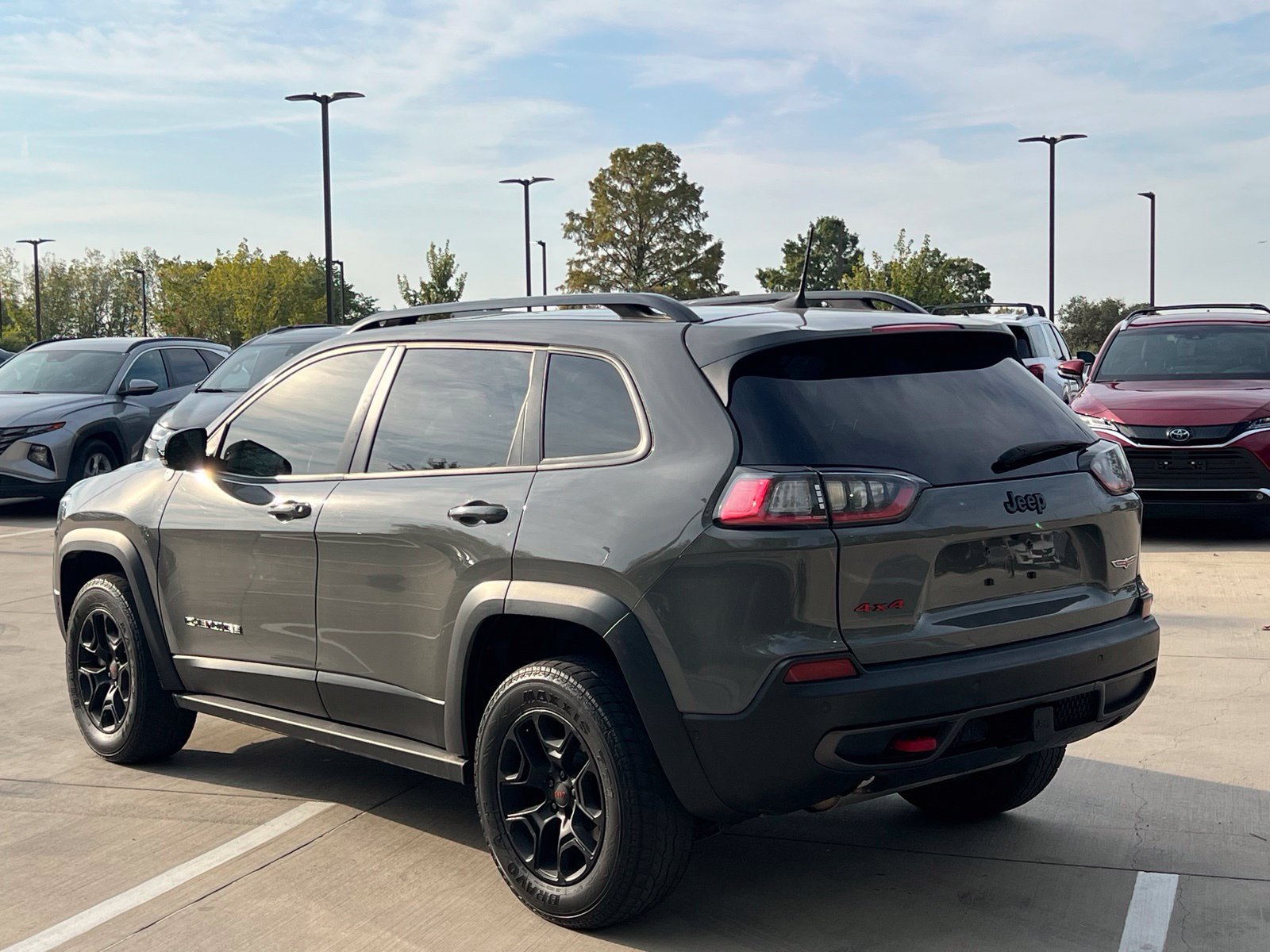 Used 2023 Jeep Cherokee Trailhawk w/ Sun & Sound Group AWD/4WD image 9