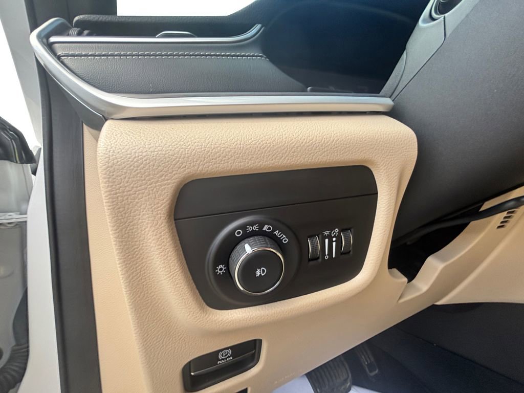 Used 2023 Jeep Grand Cherokee Limited image 21