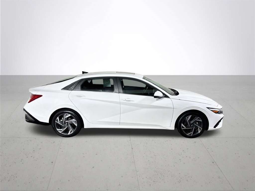 Used 2025 Hyundai Elantra SEL FWD image 5