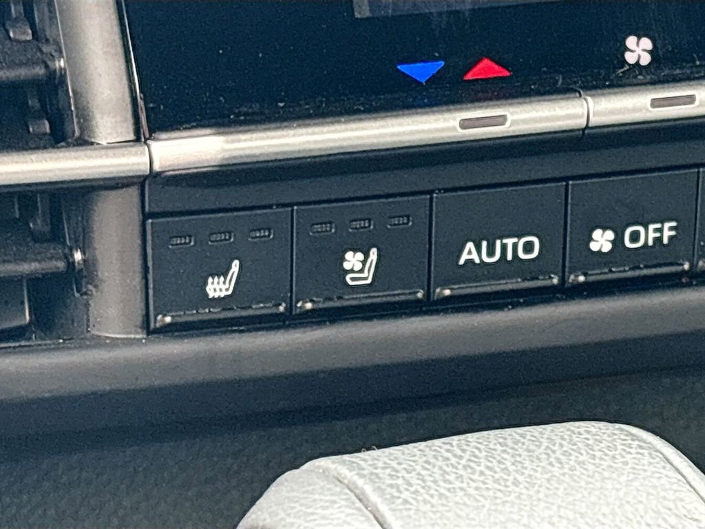 Used 2025 Toyota Sienna Limited image 21