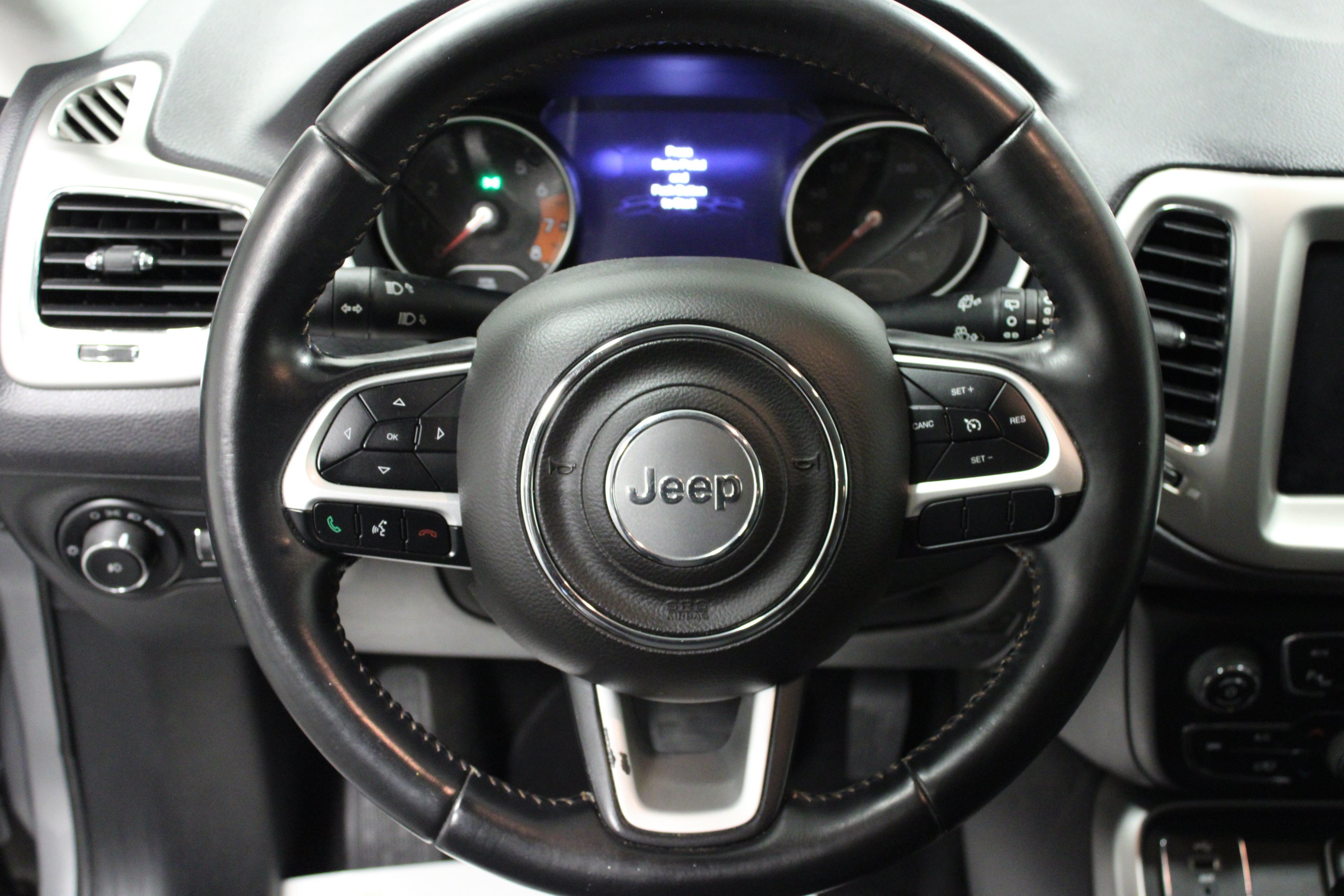 Used 2018 Jeep Compass Latitude w/ Popular Equipment Group FWD image 17