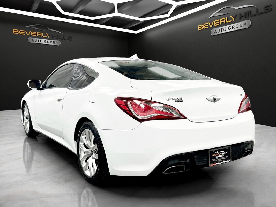 Used 2016 Hyundai Genesis 3.8 RWD image 3