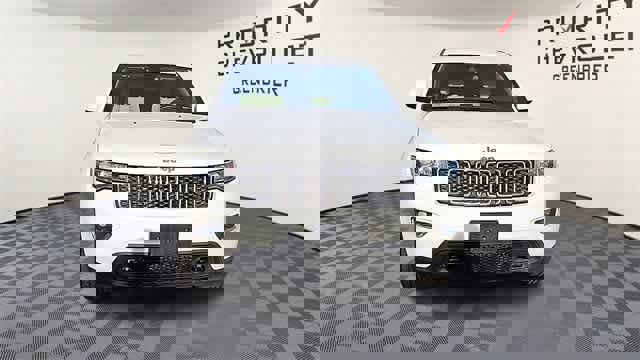 Used 2019 Jeep Grand Cherokee Laredo image 3