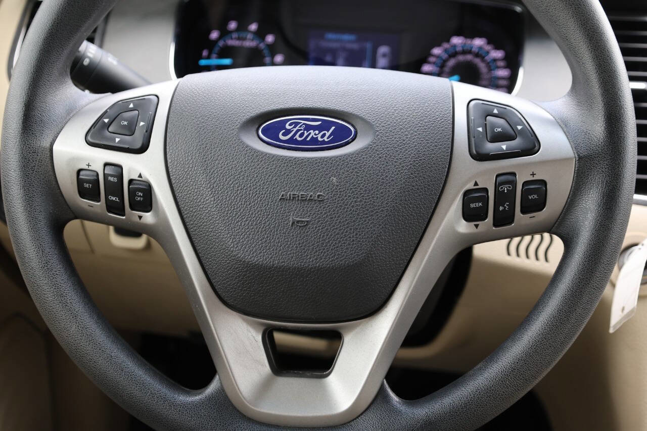 Used 2017 Ford Taurus SE FWD image 18
