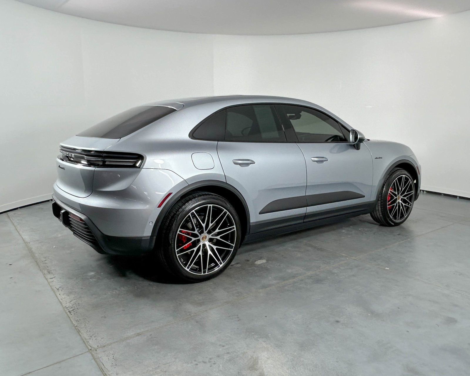 Used 2025 Porsche Macan 4S Electric image 7