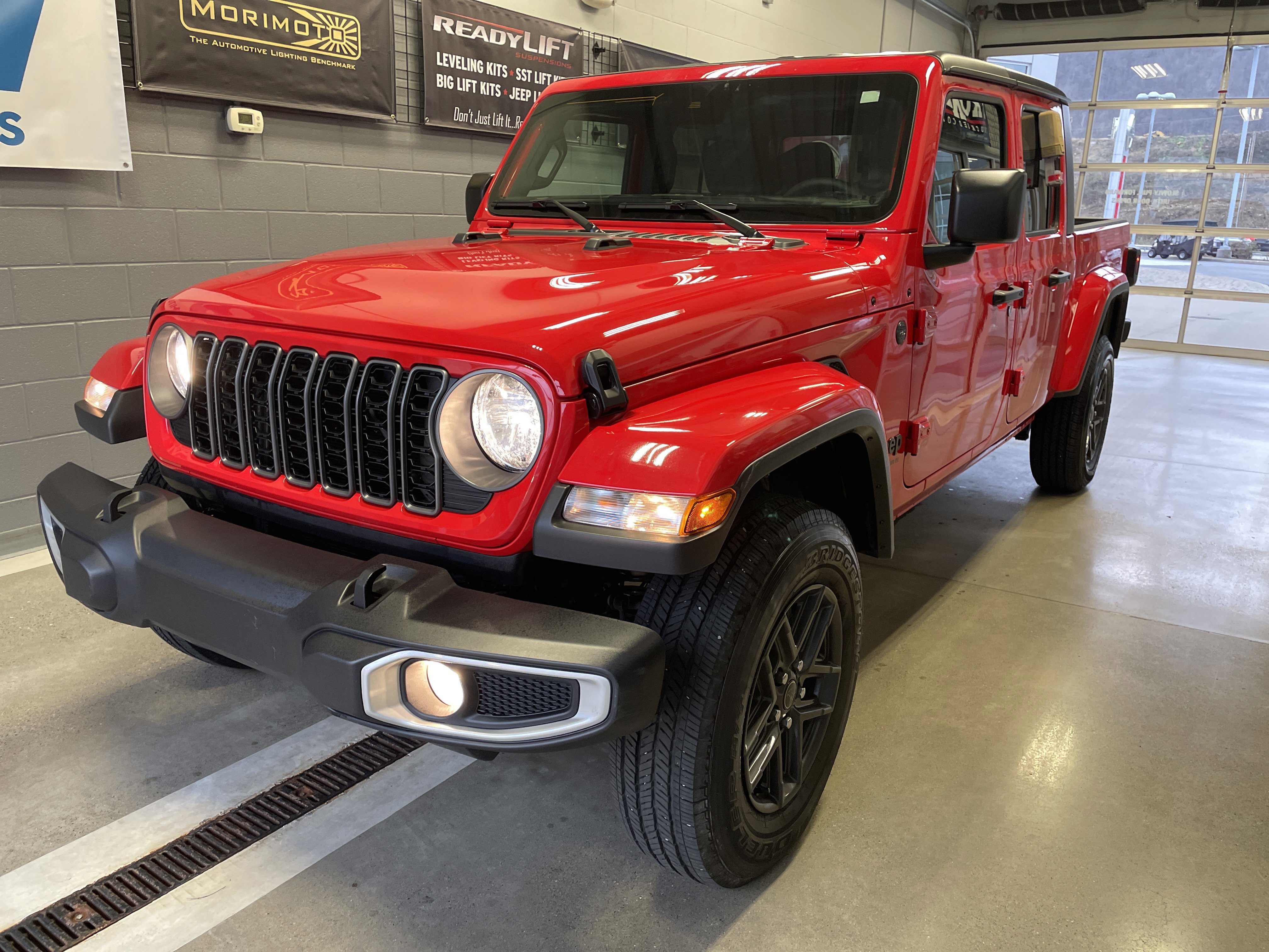 Used 2025 Jeep Gladiator Sport image 4