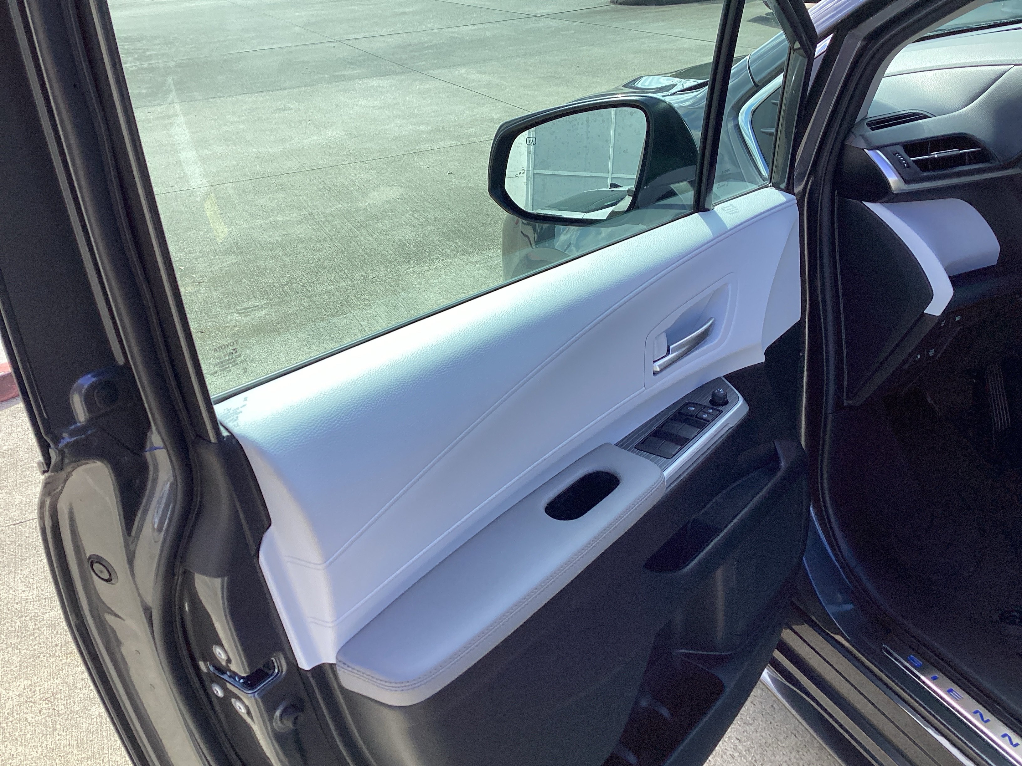 Used 2025 Toyota Sienna XLE w/ XLE Plus Package FWD image 17