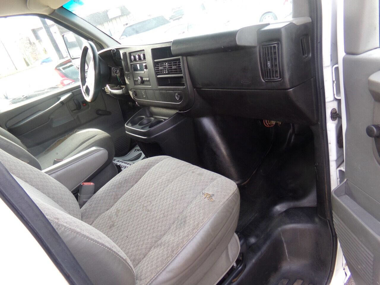 Used 2009 Chevrolet Express 3500 image 19