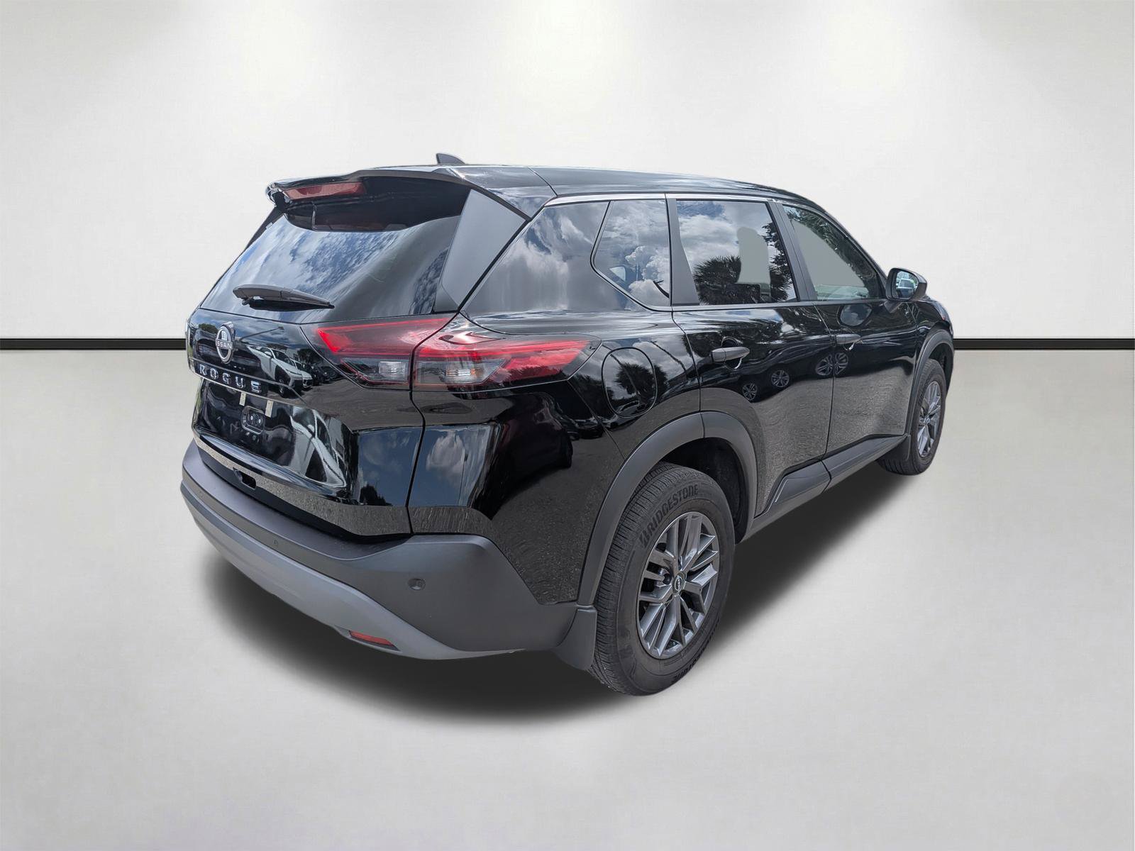 Used 2023 Nissan Rogue S FWD image 4