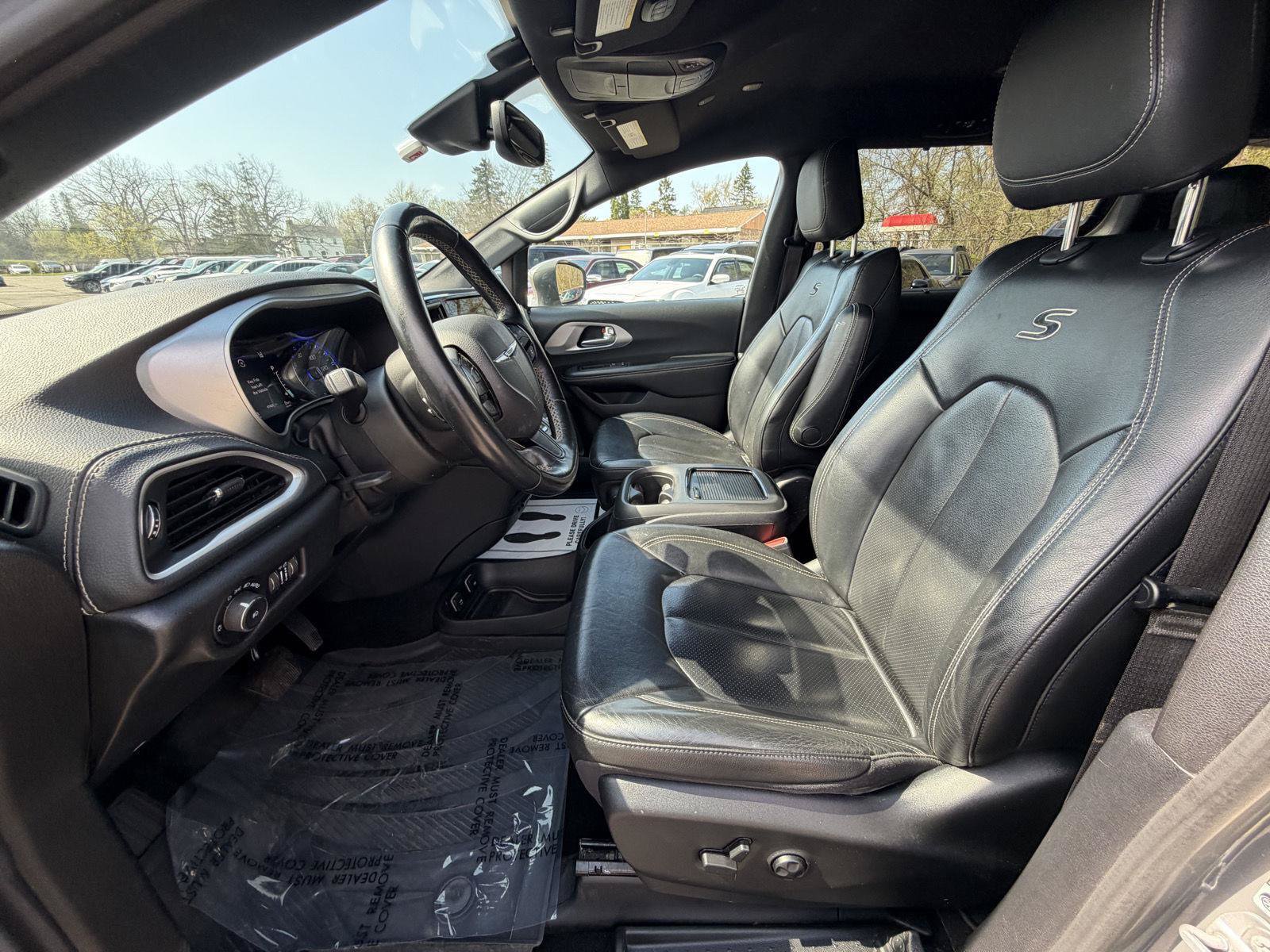 Used 2021 Chrysler Pacifica Touring-L w/ S Appearance Package AWD/4WD image 12