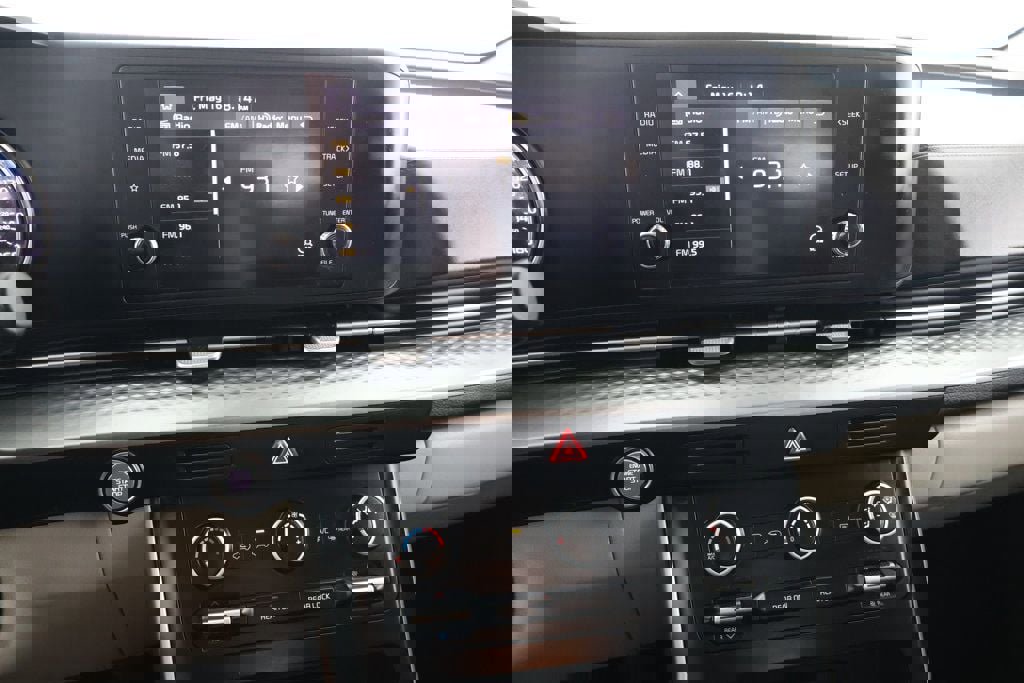 Used 2022 Kia Carnival LX image 17