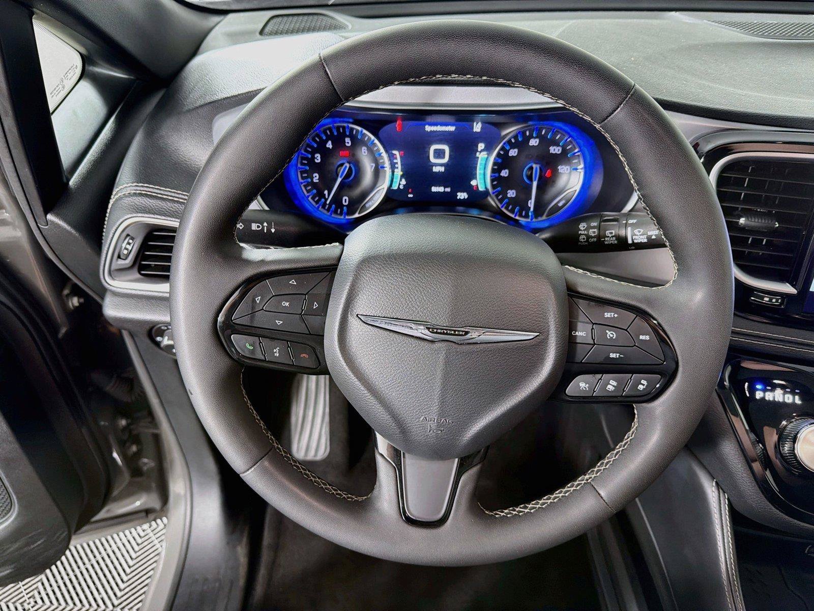 Used 2025 Chrysler Pacifica Limited FWD image 3