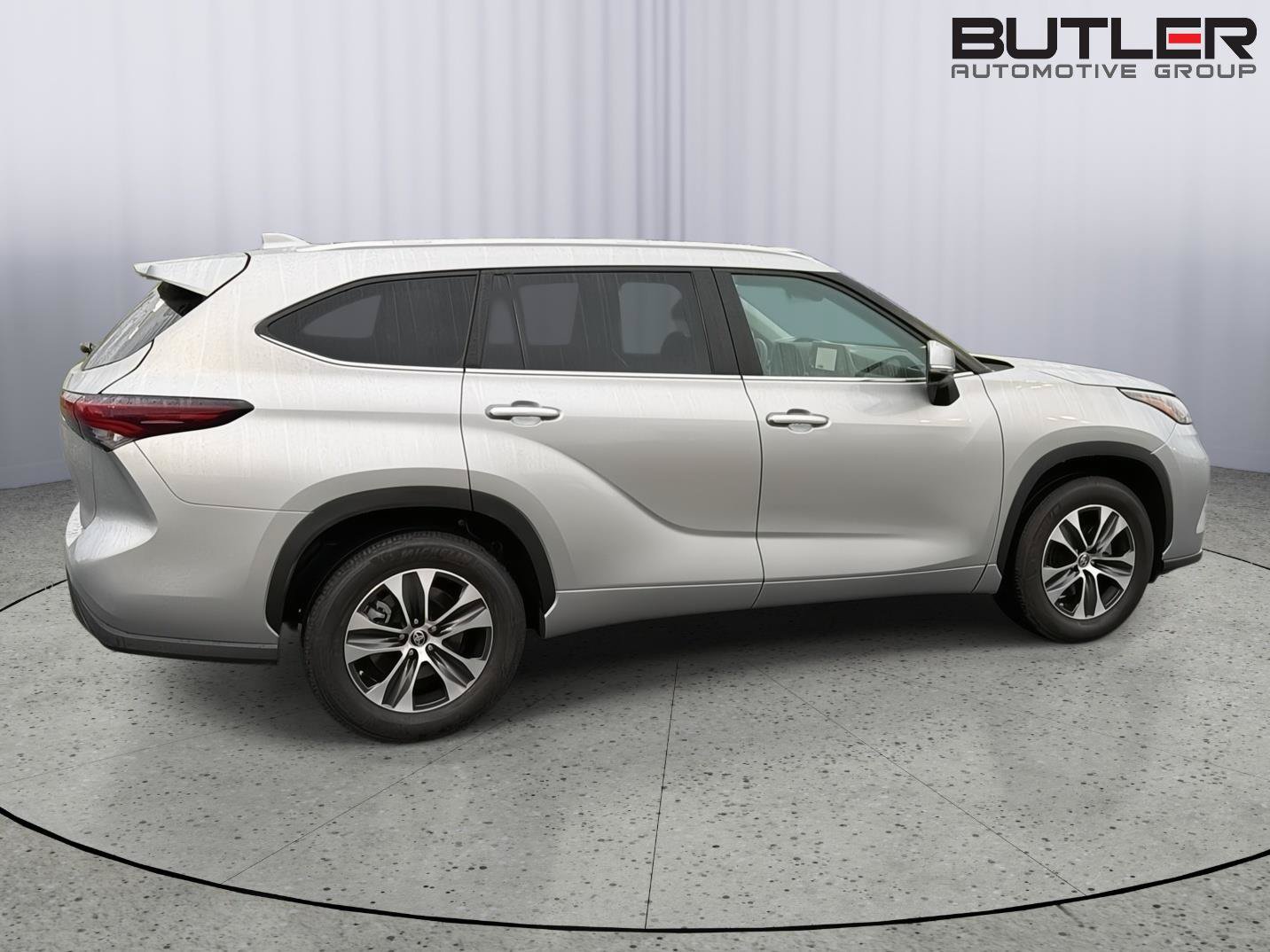 Certified 2025 Toyota Highlander XLE FWD image 7