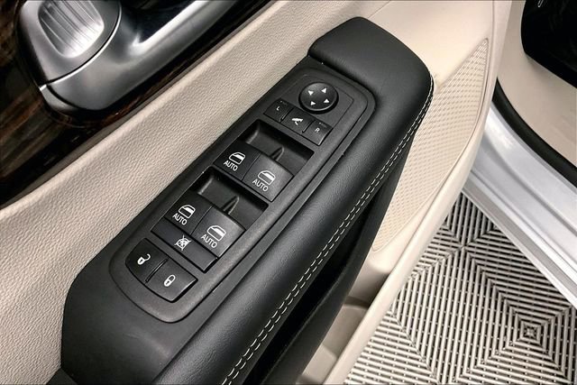 Used 2024 Chrysler Pacifica Limited image 36