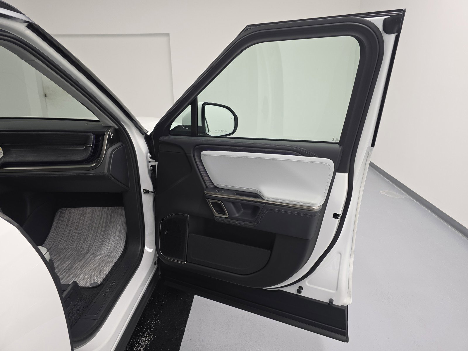 Used 2024 Rivian R1S Adventure image 18