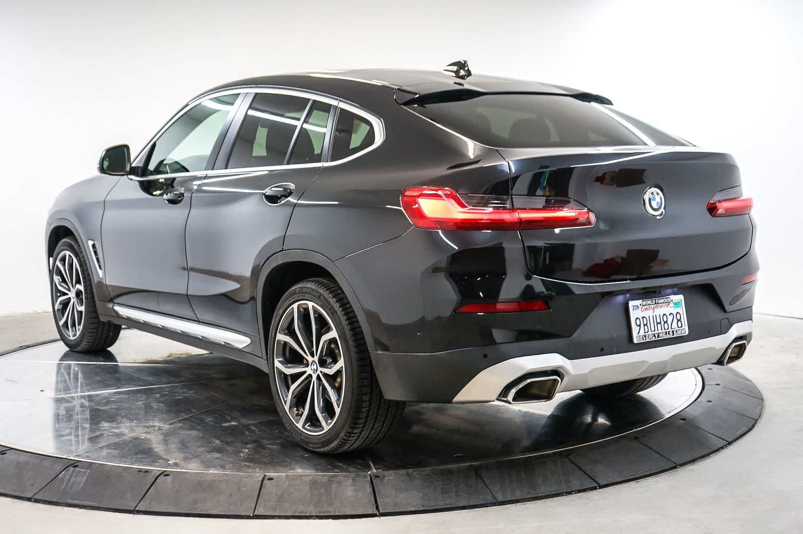 Used 2022 BMW X4 xDrive30i w/ Parking Assistance Package AWD/4WD image 3