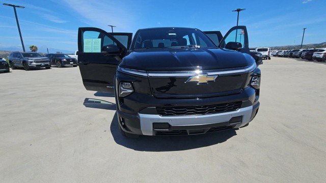 Used 2025 Chevrolet Silverado EV LT w/ LT Premium Package AWD/4WD image 3