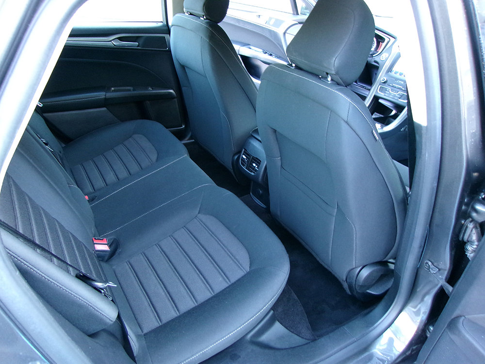 Used 2020 Ford Fusion SE image 11