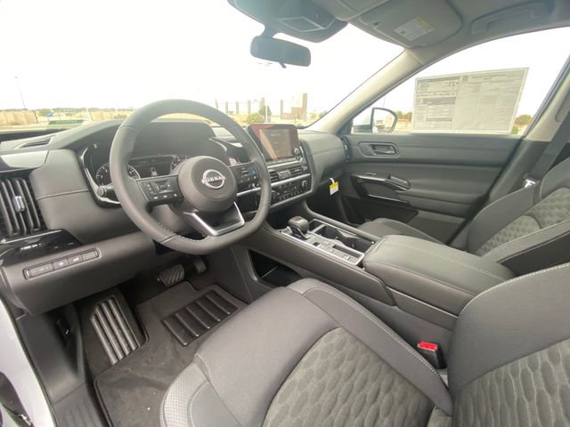 New 2025 Nissan Pathfinder SL w/ Black Appearance Package image 11