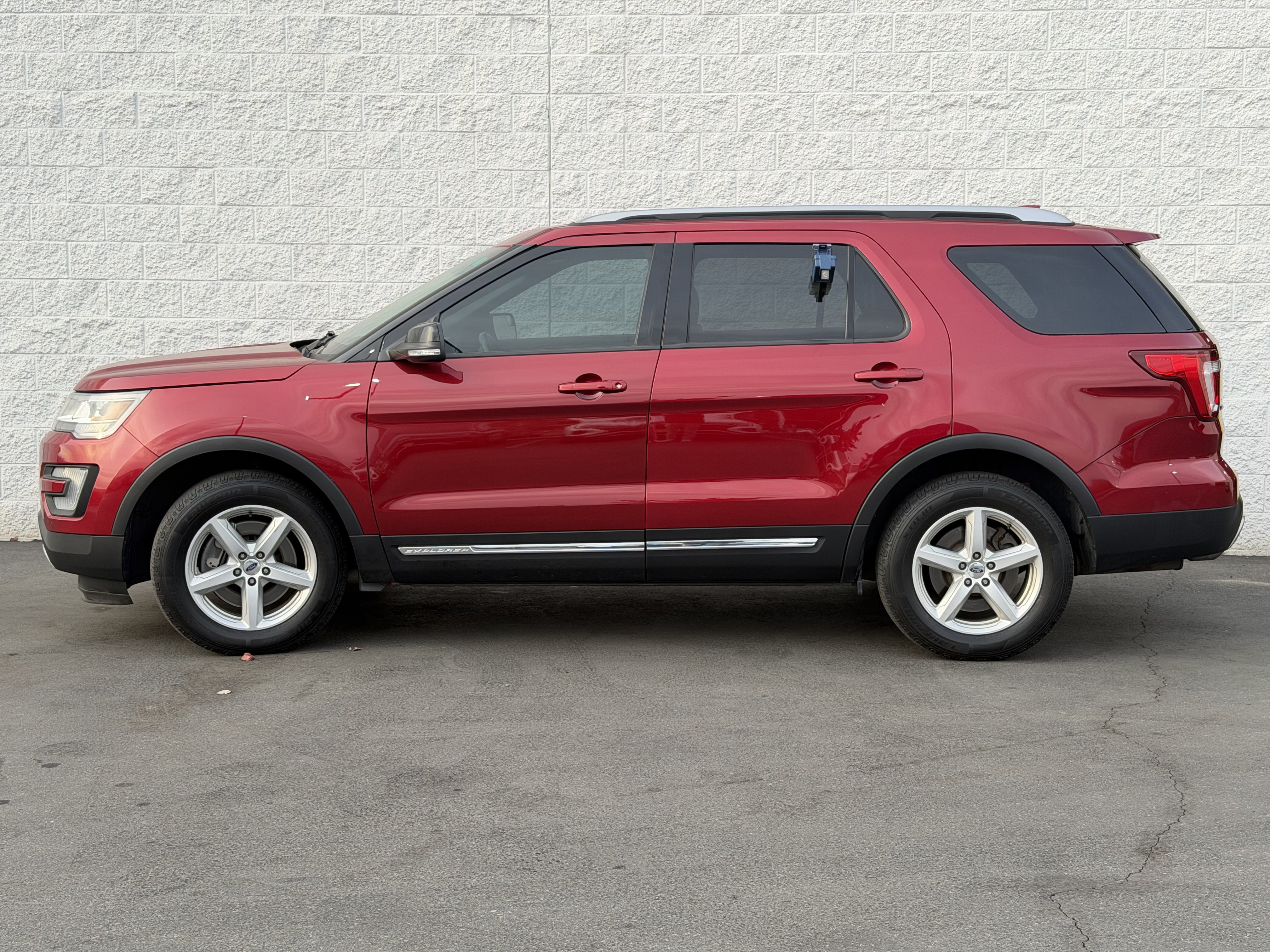 Used 2016 Ford Explorer XLT w/ Equipment Group 202A AWD/4WD image 4