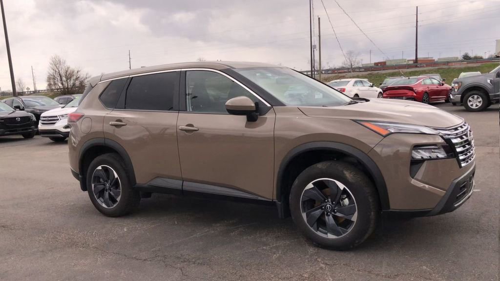 Used 2025 Nissan Rogue SV AWD/4WD image 2