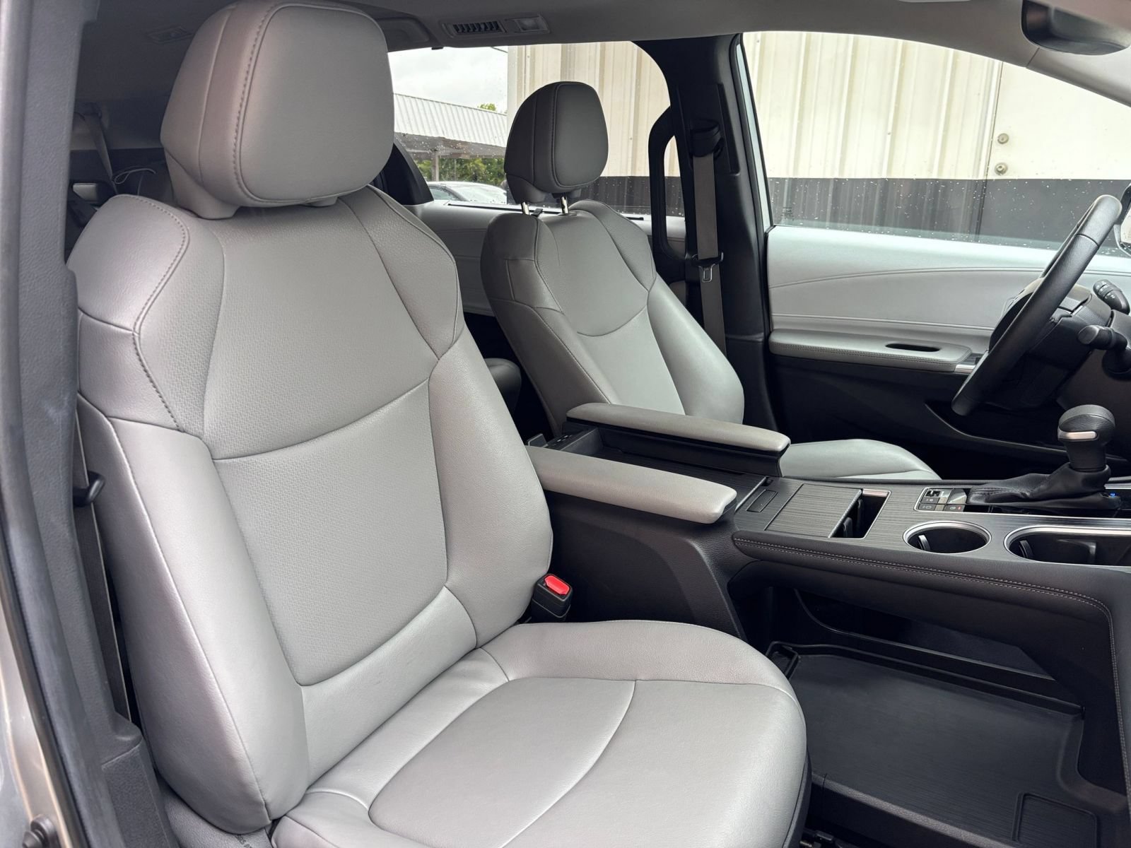Used 2025 Toyota Sienna XLE FWD image 40
