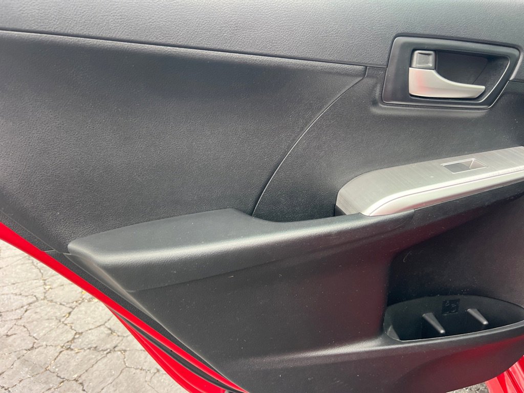 Used 2014 Toyota Camry L image 12