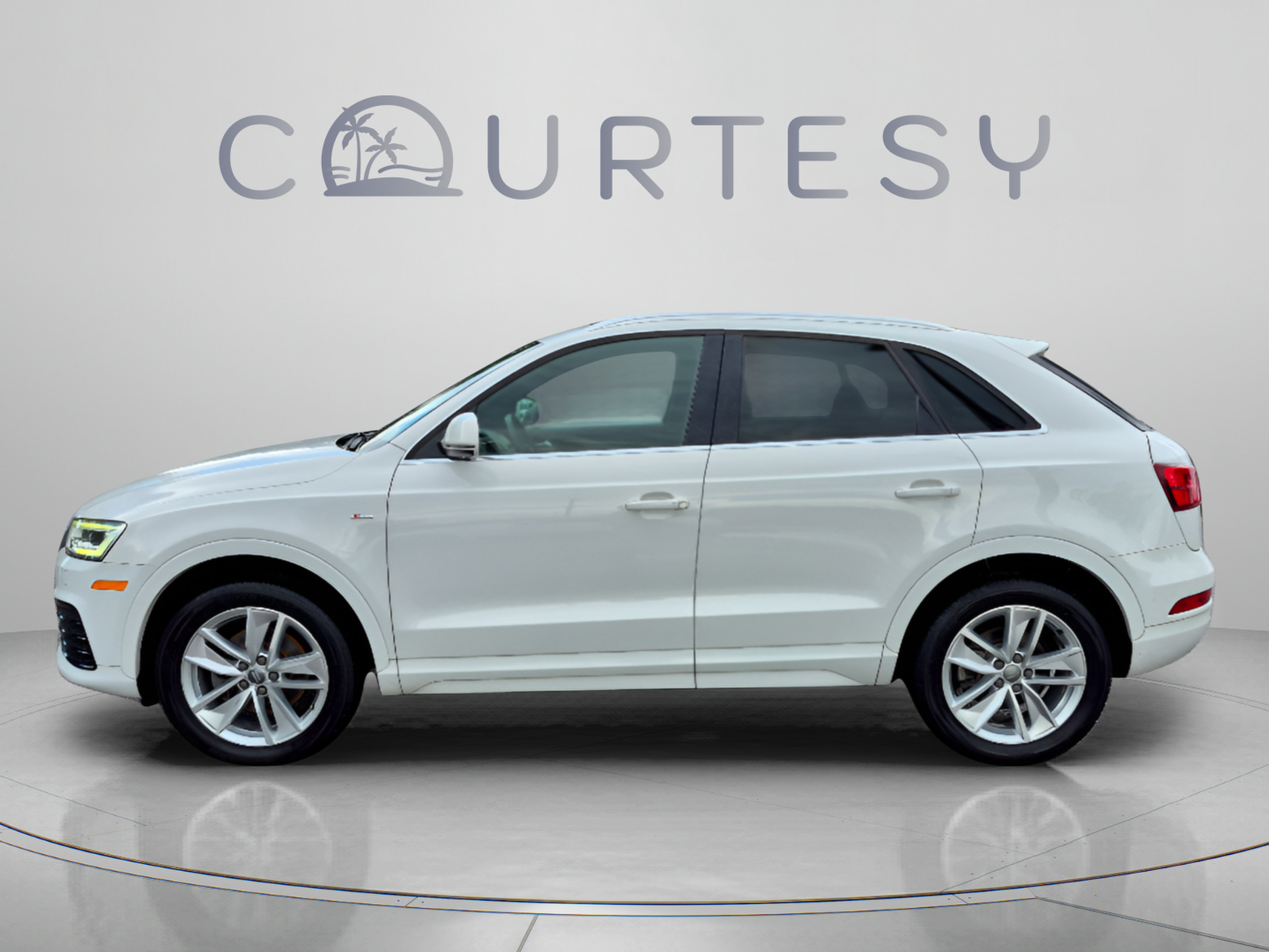 Used 2018 Audi Q3 2.0T Premium Plus w/ Premium Plus Package AWD/4WD image 2