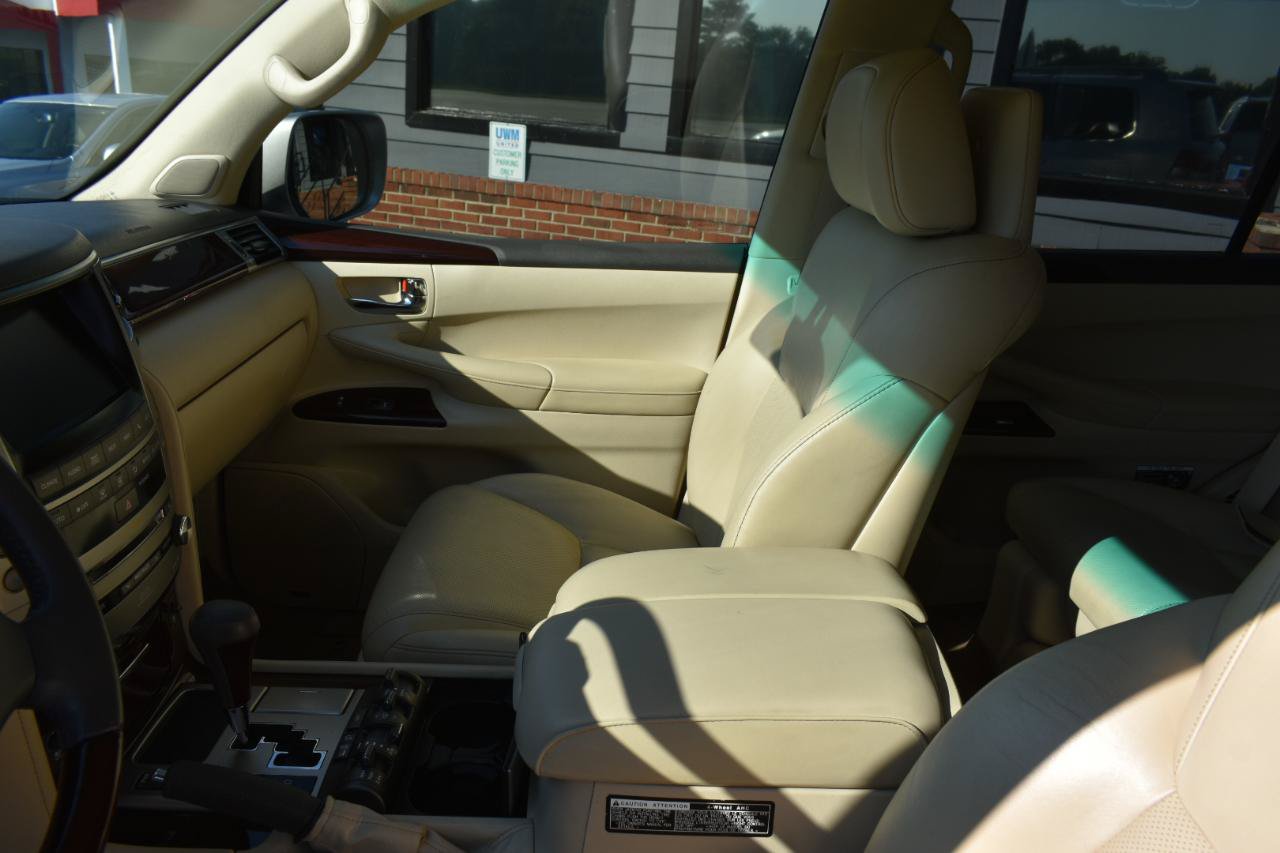 Used 2013 Lexus LX 570 4WD w/ Luxury Pkg image 16