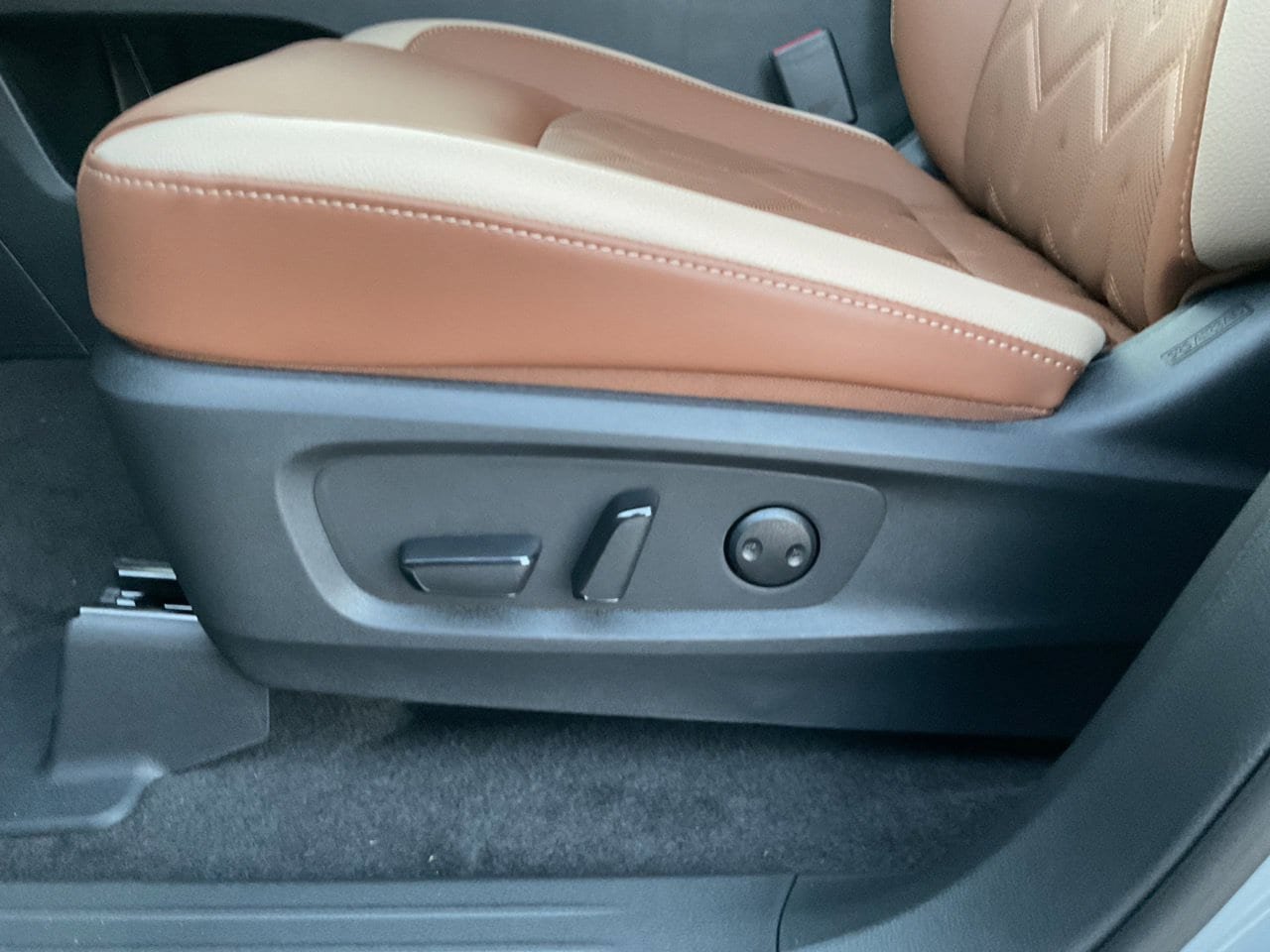 New 2026 Nissan Pathfinder Platinum FWD image 9