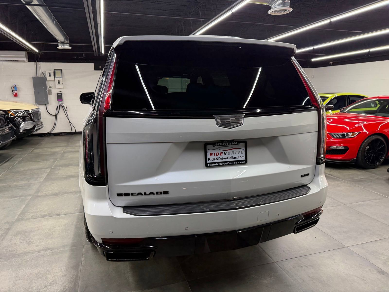 Used 2023 Cadillac Escalade Sport Platinum w/ LPO, ONYX Package image 5