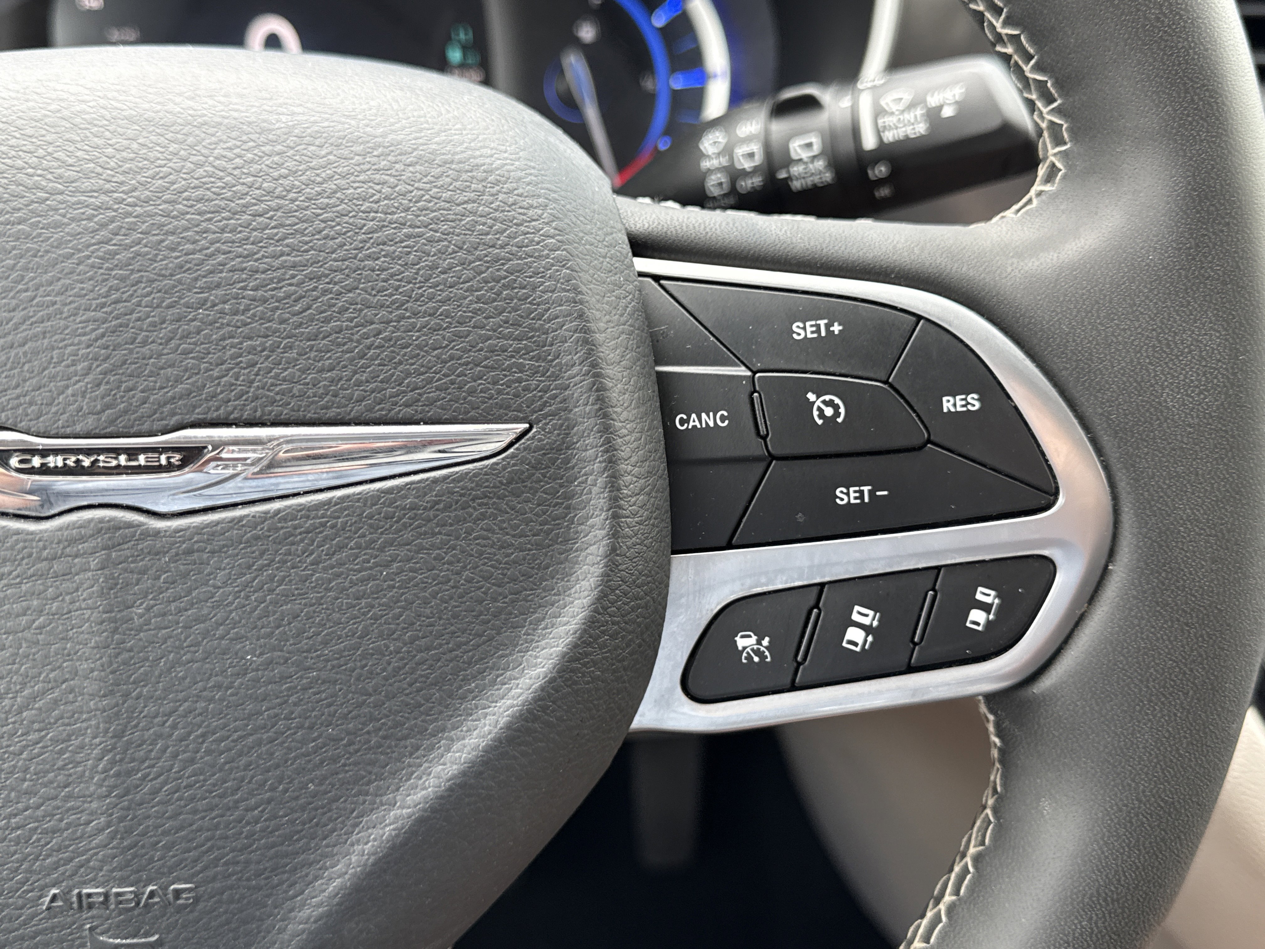 Used 2024 Chrysler Pacifica Select image 15