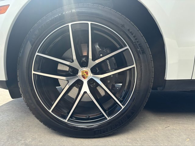 Certified 2025 Porsche Macan image 16