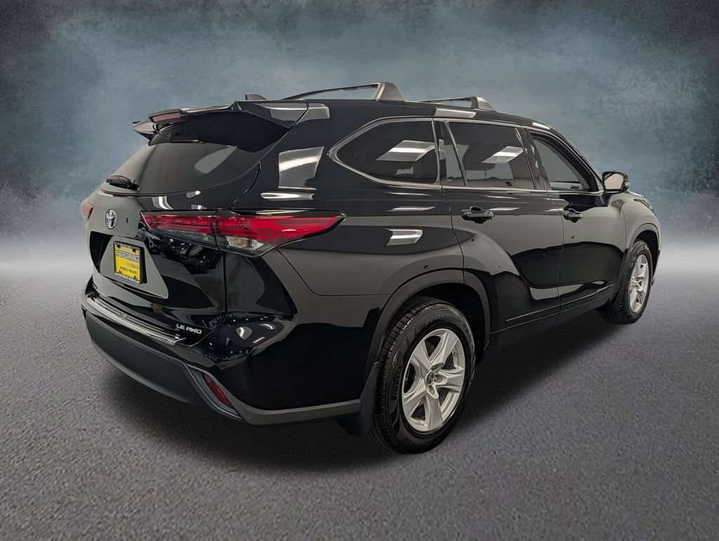 Used 2022 Toyota Highlander LE AWD/4WD image 4