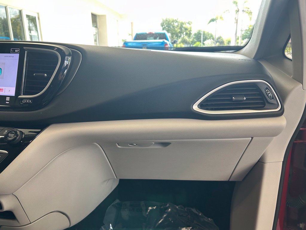 Used 2024 Chrysler Pacifica Touring-L FWD image 22