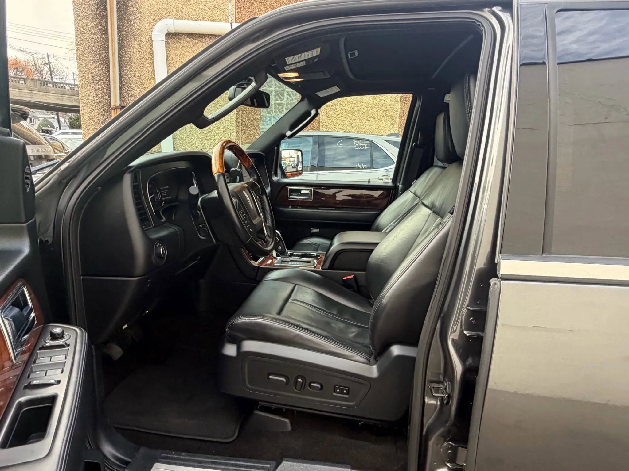 Used 2016 Lincoln Navigator Select image 10