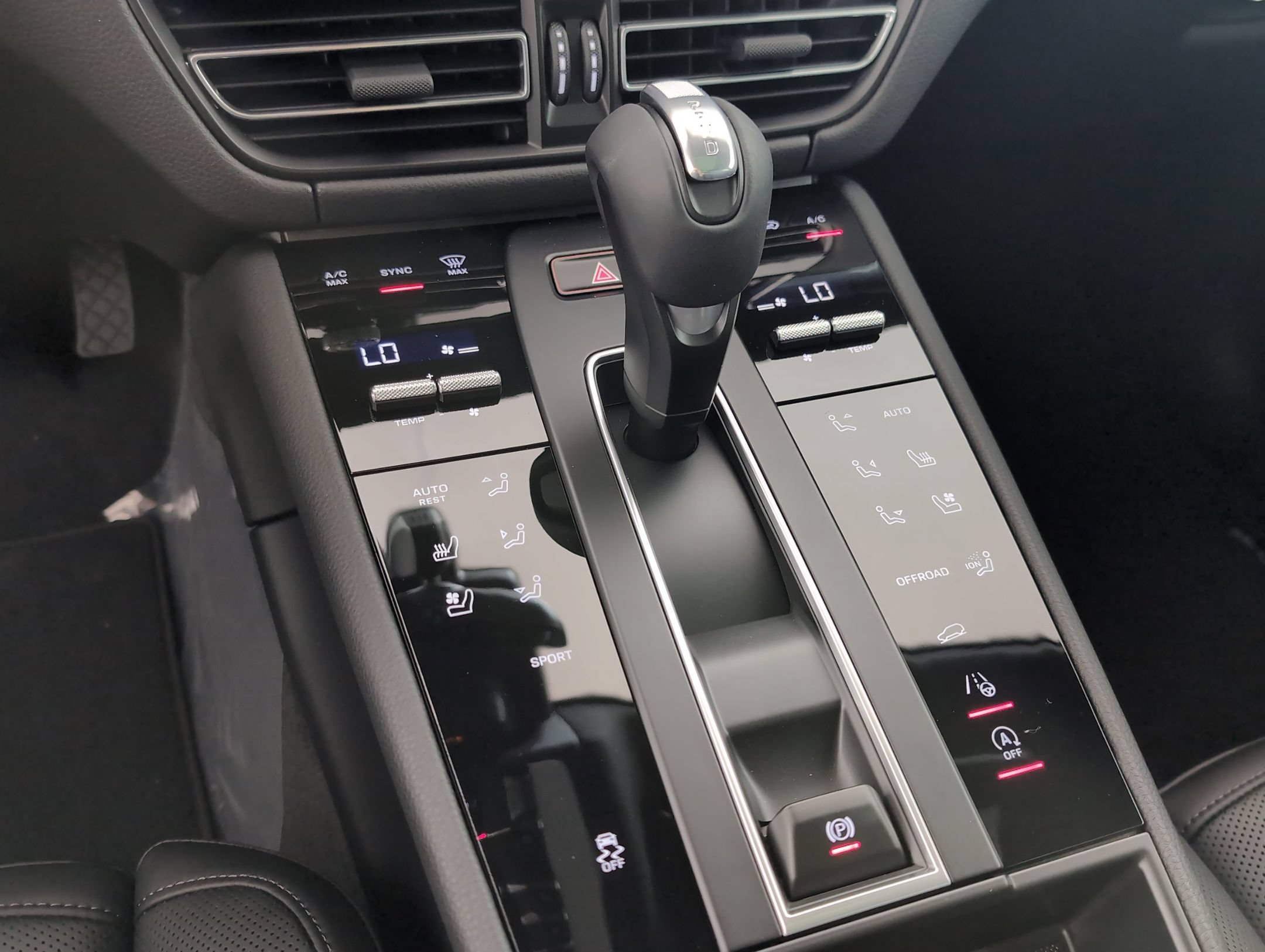 Certified 2025 Porsche Macan AWD/4WD image 26