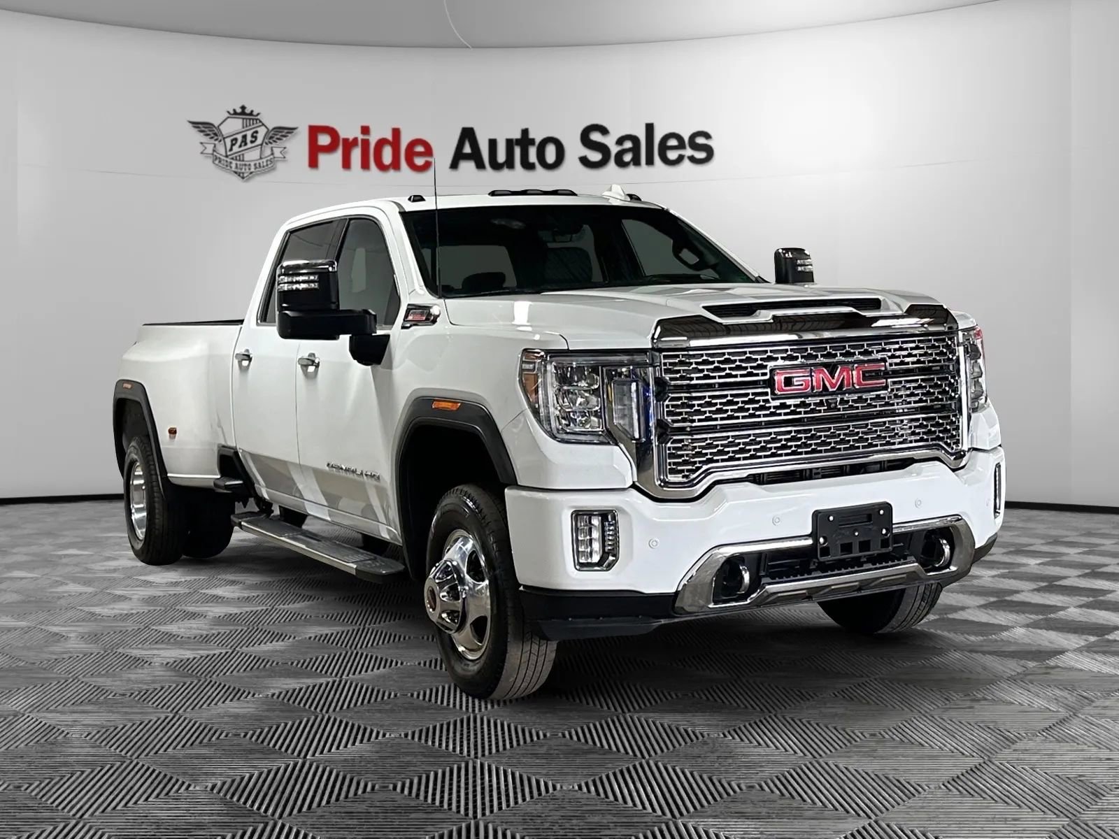 Used 2022 GMC Sierra 3500 Denali w/ Denali Ultimate Package image 3